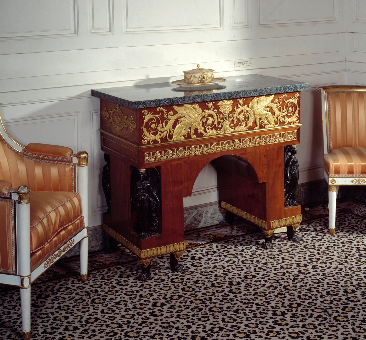 Meble Premier Empire: gabinet impresjonarki Josephine de Beauharnais (1763-1814) zrealizowany przez braci Jacoba (XIX wiek) według rysunków Charlesa Percier i Pierre
