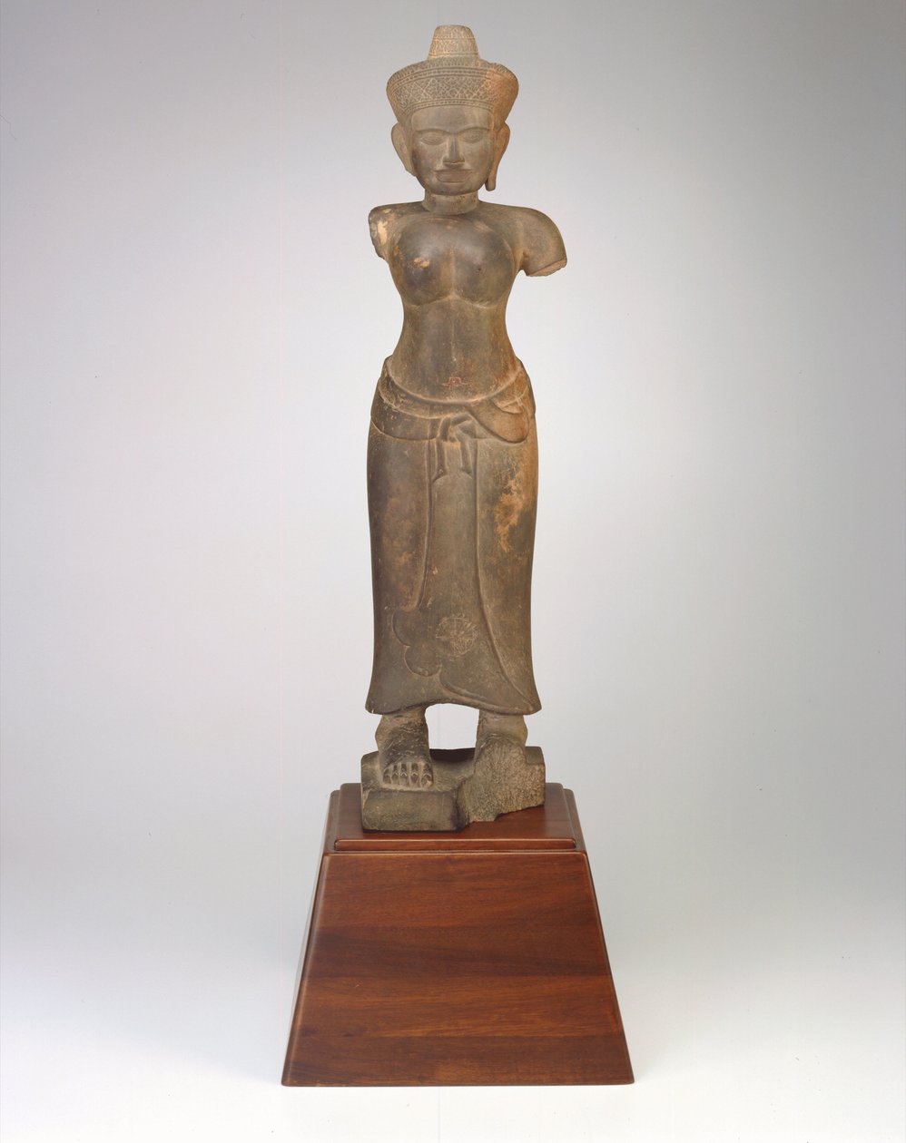 Stojąca figura bóstwa kobiecego, okres Angkor, IX-X w. (piaskowiec) autorstwa Cambodian School