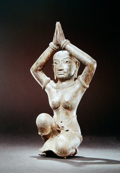Klęcząca kobieta, druga połowa XI w. (brąz ze srebrną inkrustacją i śladami złota) autorstwa Cambodian