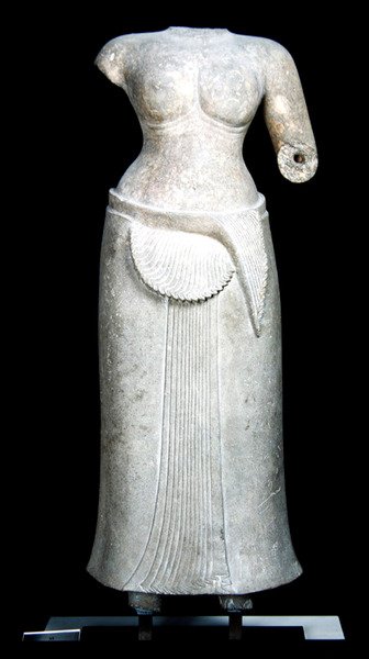 Bóstwo żeńskie ze Świątyni Pieka, Roluos, Kambodża, IV-IX w. (piaskowiec) autorstwa Cambodian Cambodian