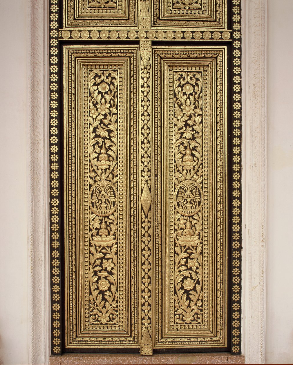 Drzwi ozdobne (pozłacane drewno) autorstwa Cambodian School