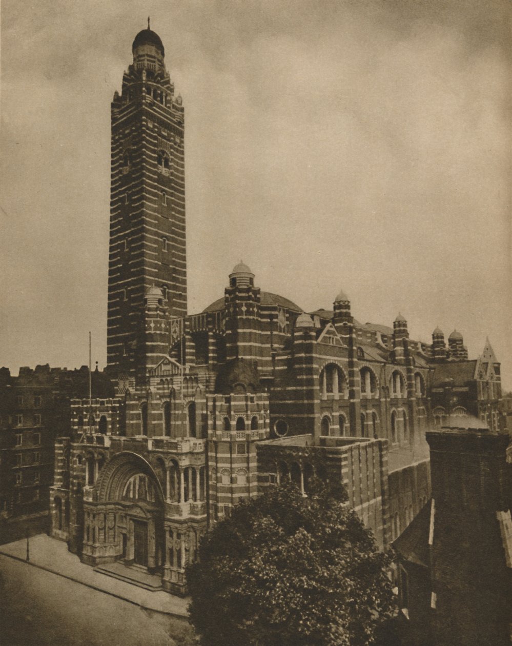 „Bizantyjska katedra Westminster z czerwonej cegły widziana z Ashley Place”, c1935. autorstwa Campbell