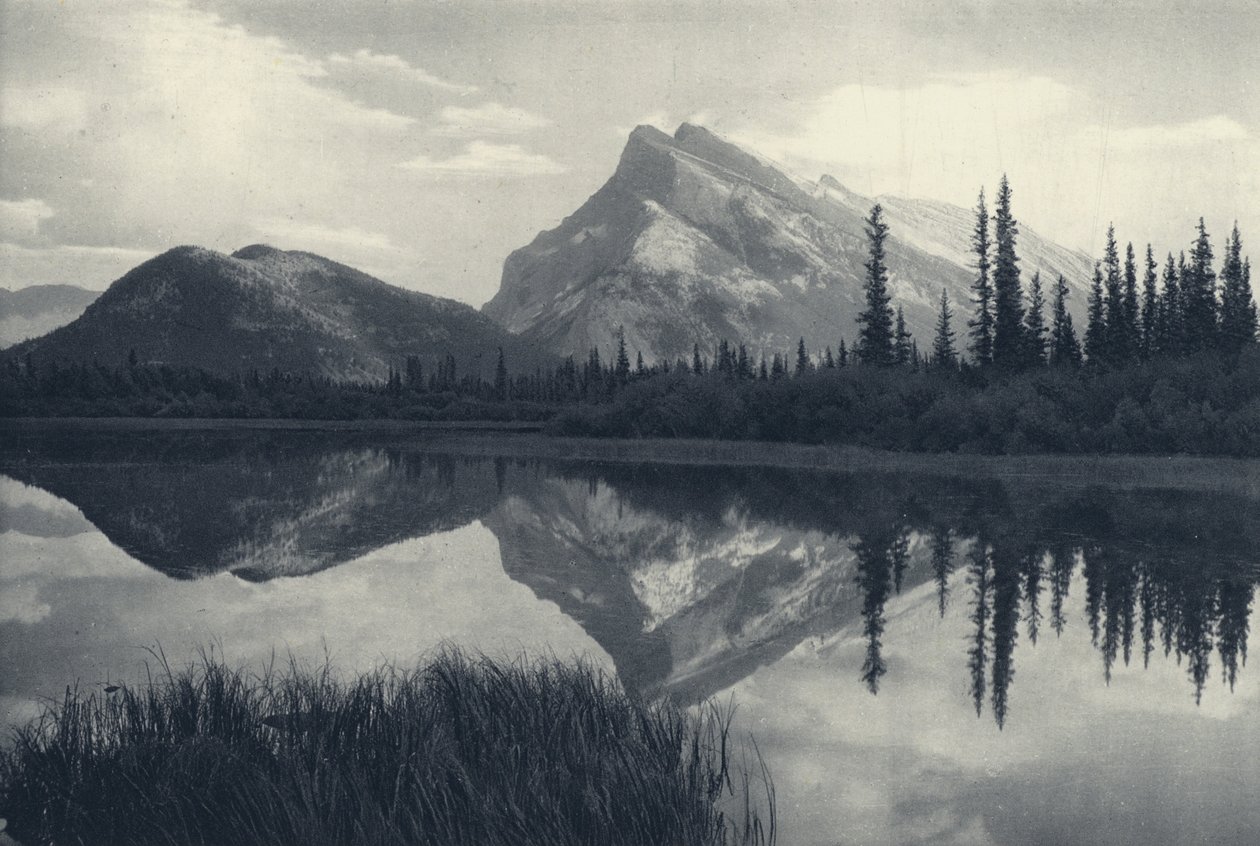 Kanadyjskie Góry Skaliste: Mount Rundle, Banff i Vermillion Lakes (zdjęcie czarno-białe) autorstwa Canadian Photographer