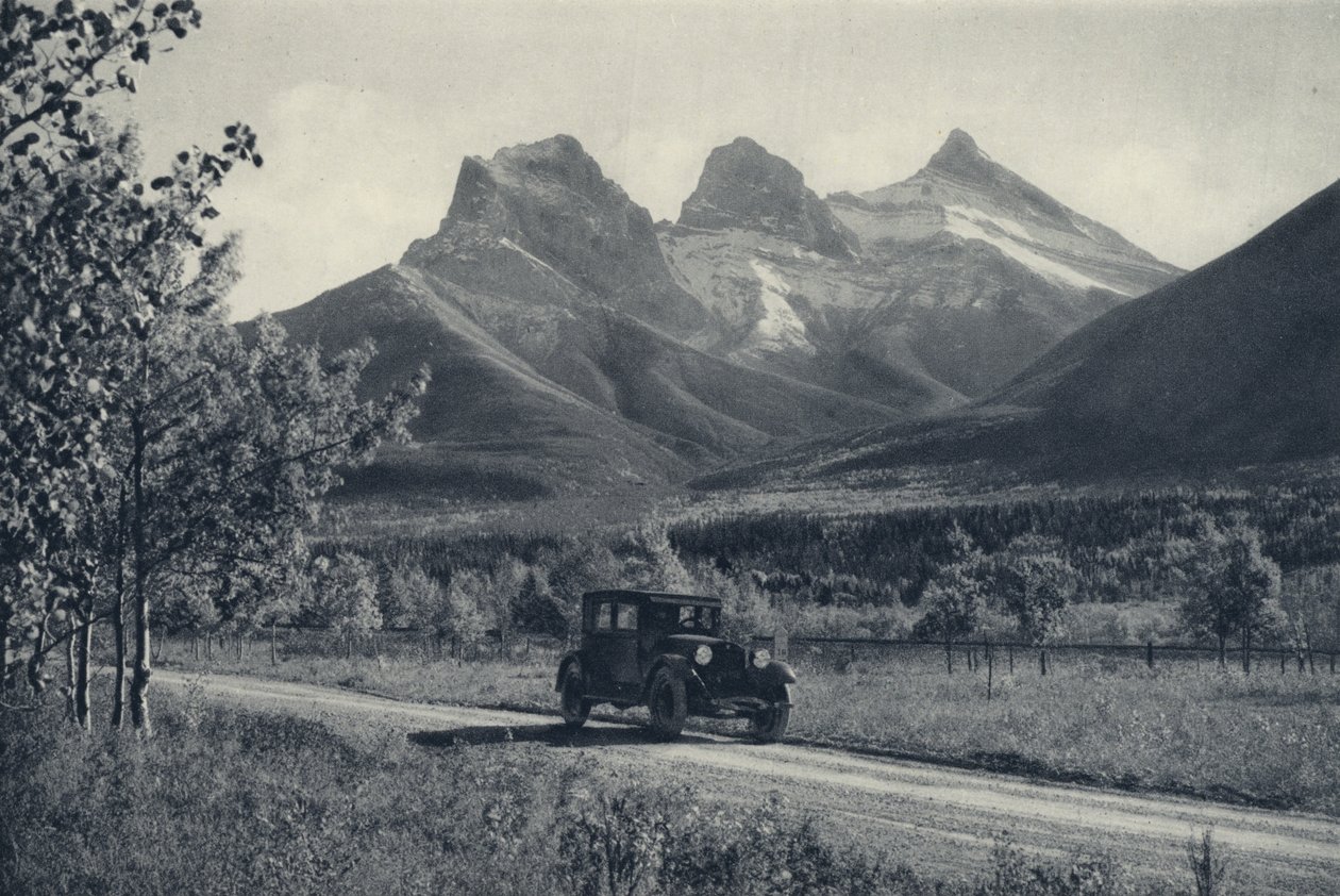 Kanadyjskie Góry Skaliste: Trzy Siostry, Banff (zdjęcie czarno-białe) autorstwa Canadian Photographer