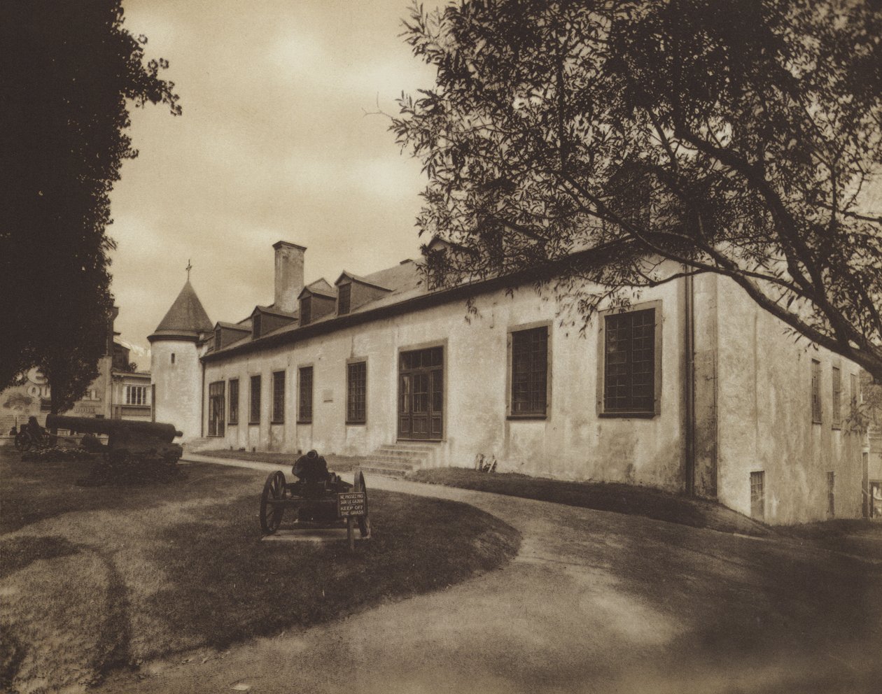 Chateau De Ramezay, zbudowany w 1705 roku (zdjęcie czarno-białe) autorstwa Canadian Photographer