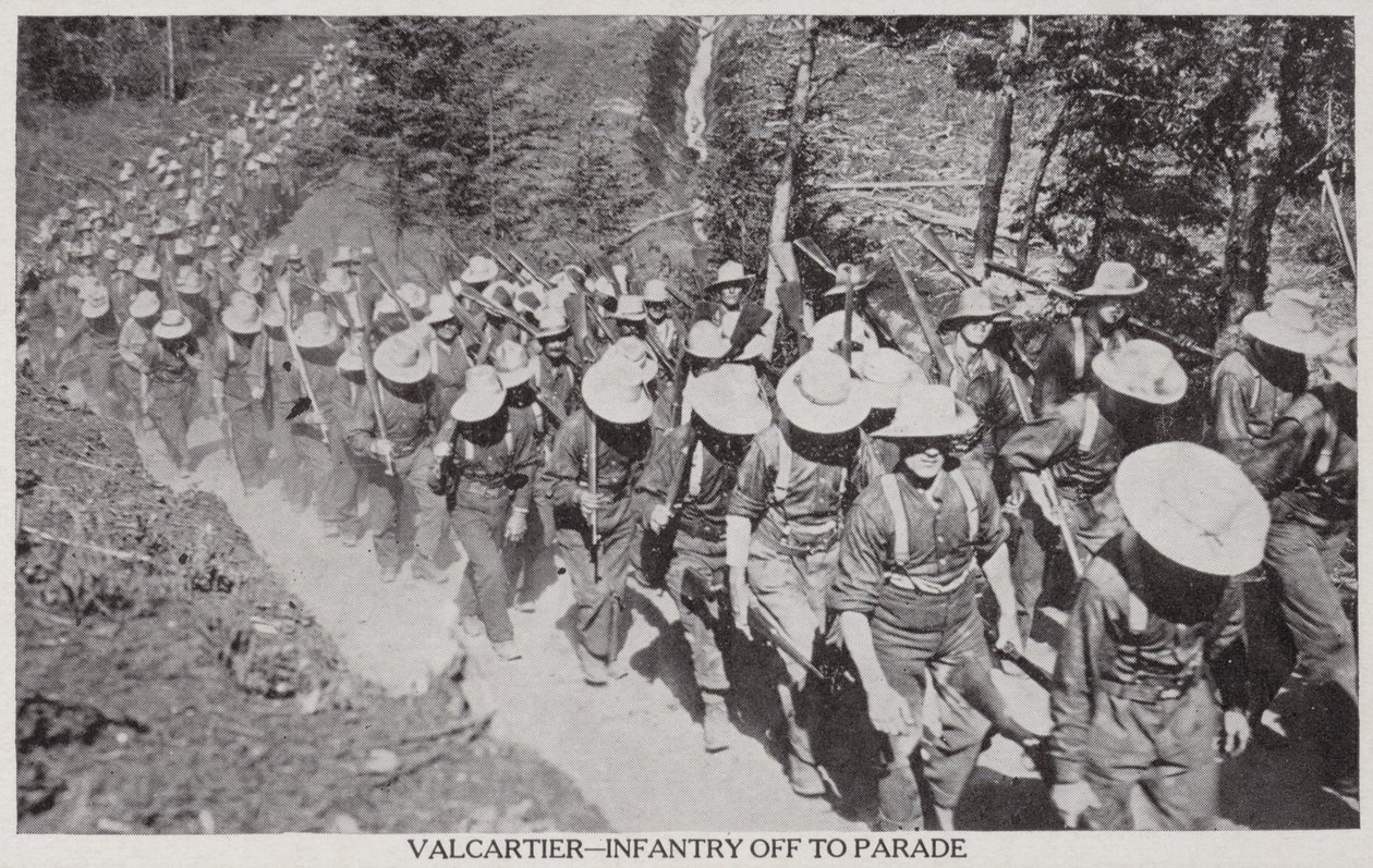 Val Cartier - Piechota na paradzie 1915 (zdjęcie czarno-białe) autorstwa Canadian Photographer