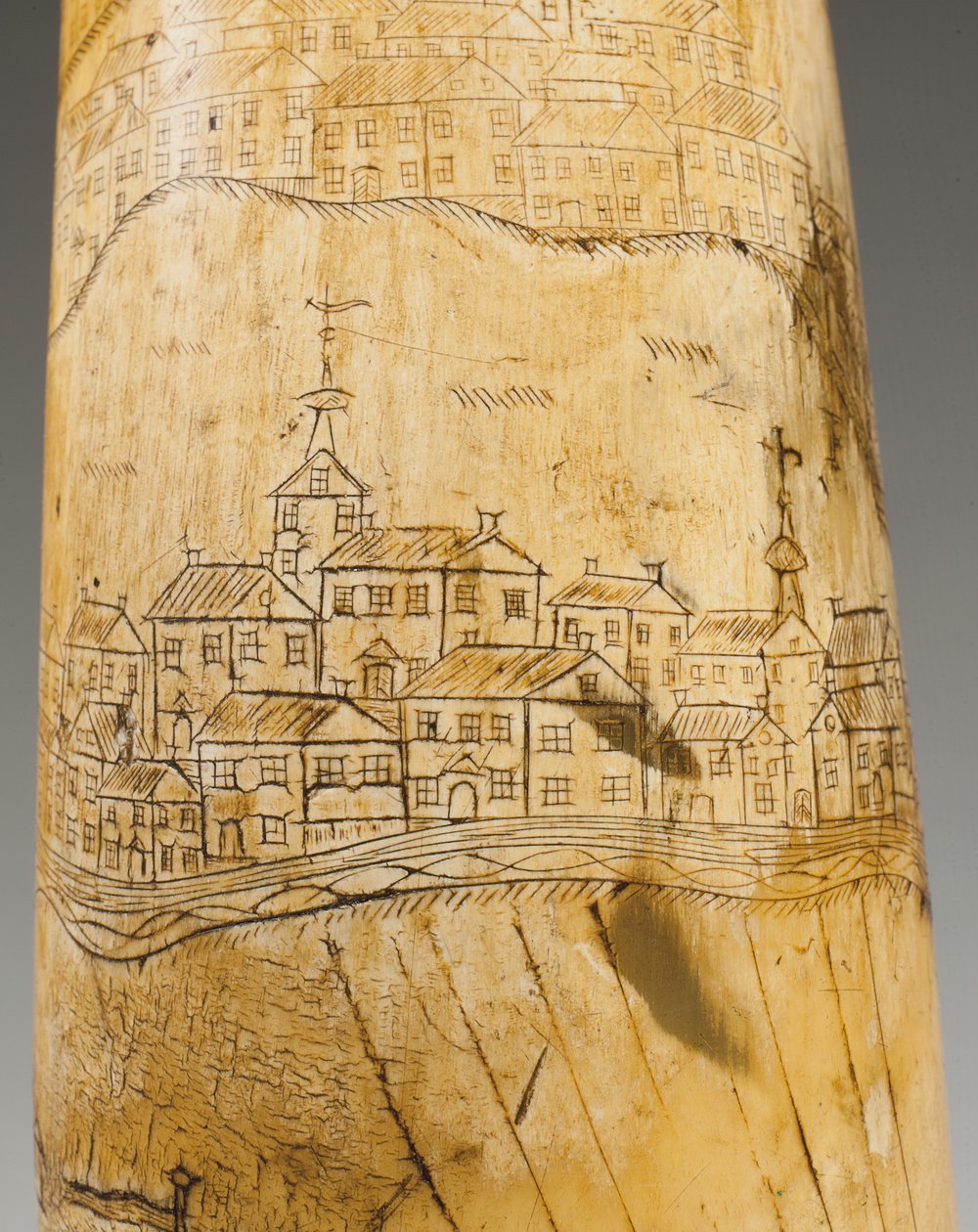 Róg prochowy, wyryty z mapą rzeki św. Wawrzyńca na terenie Quebecu, ok. 1759 r. autorstwa Canadian School