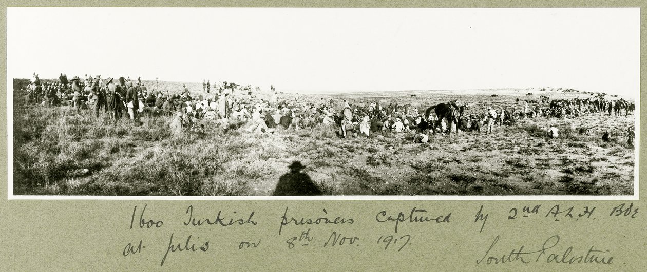 1600 jeńców tureckich wziętych do niewoli przez 2. A.L.H. Brygada, 8 listopada 1917 autorstwa Capt. Arthur Rhodes