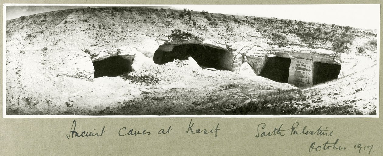 Starożytne jaskinie w Kasif, Południowa Palestyna, październik 1917 autorstwa Capt. Arthur Rhodes