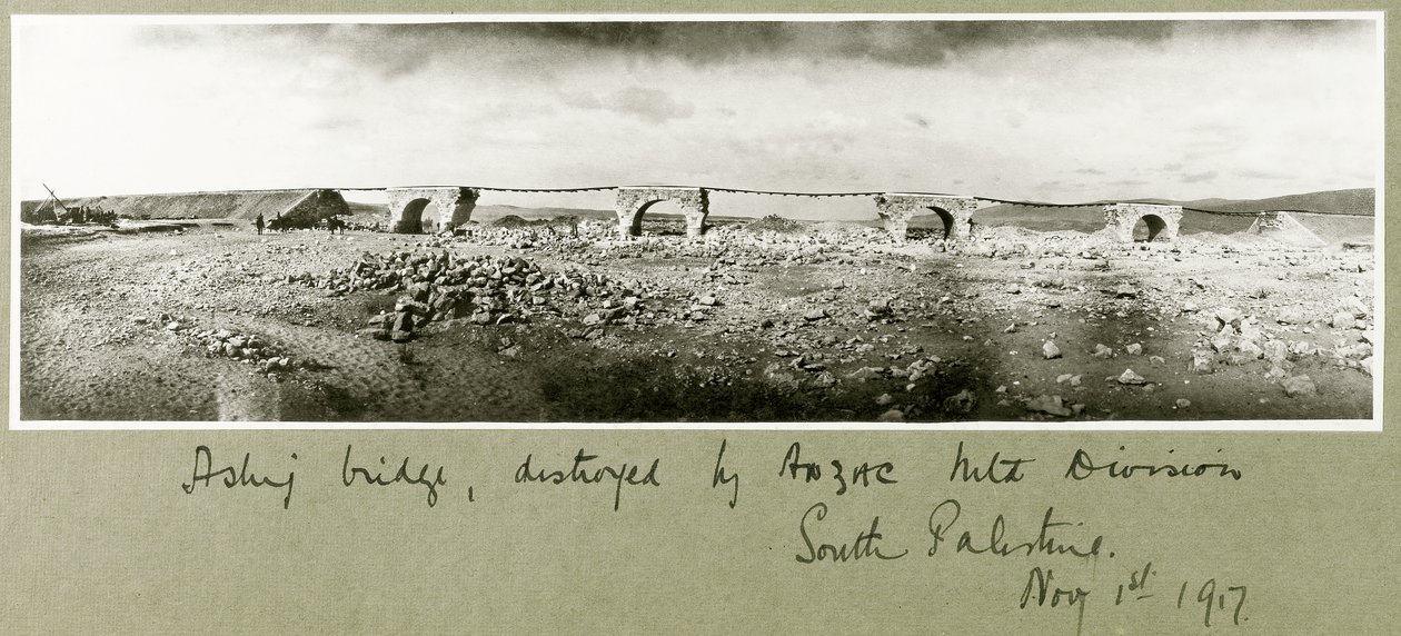 Most Asluj, zniszczony przez dywizję konną ANZAC, 1 listopada 1917 autorstwa Capt. Arthur Rhodes