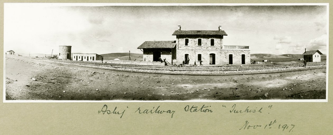 Dworzec kolejowy Asluj, 1 listopada 1917 autorstwa Capt. Arthur Rhodes