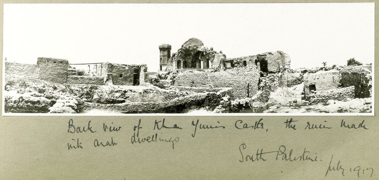 Widok z tyłu zamku Khan Yunis, Południowa Palestyna, lipiec 1917 r. autorstwa Capt. Arthur Rhodes