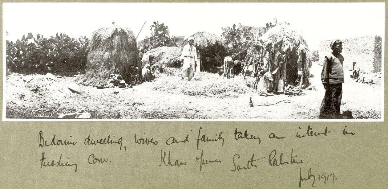 Beduińska rodzina i mieszkanie, Khan Yunis, lipiec 1917 r. autorstwa Capt. Arthur Rhodes