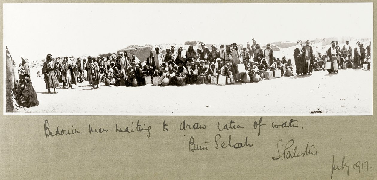 Beduini czekający na pobranie wody, Beni Saleh, lipiec 1917 r. autorstwa Capt. Arthur Rhodes