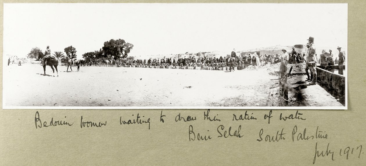 Beduinki czekające na pobranie wody, Beni Saleh, lipiec 1917 r. autorstwa Capt. Arthur Rhodes