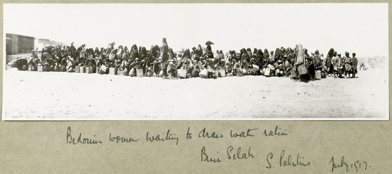 Beduinki czekające na pobranie wody, Beni Saleh, lipiec 1917 r. autorstwa Capt. Arthur Rhodes