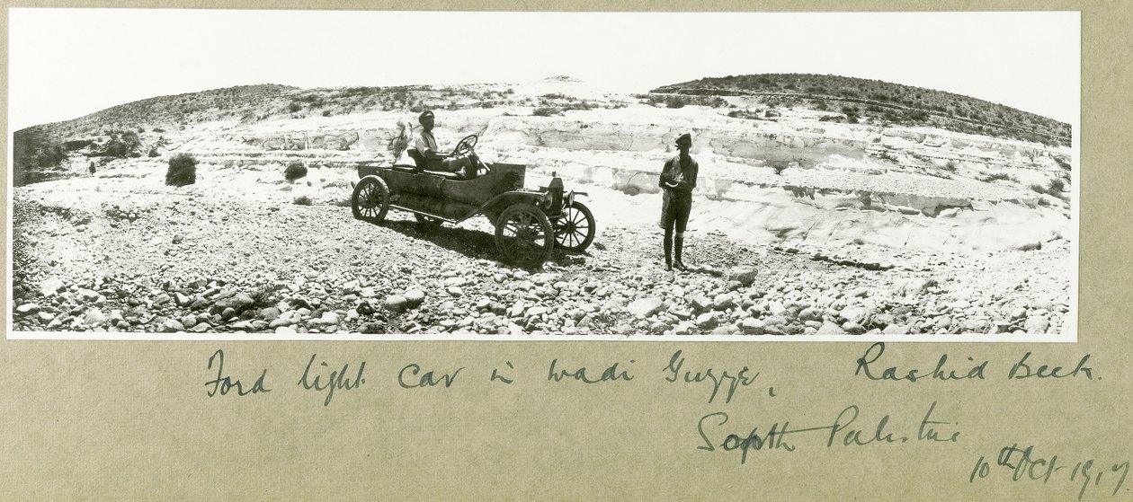 Lekki samochód Forda w Wadi Guzzeh, Rashid Beck, Południowa Palestyna, październik 1917 r. autorstwa Capt. Arthur Rhodes