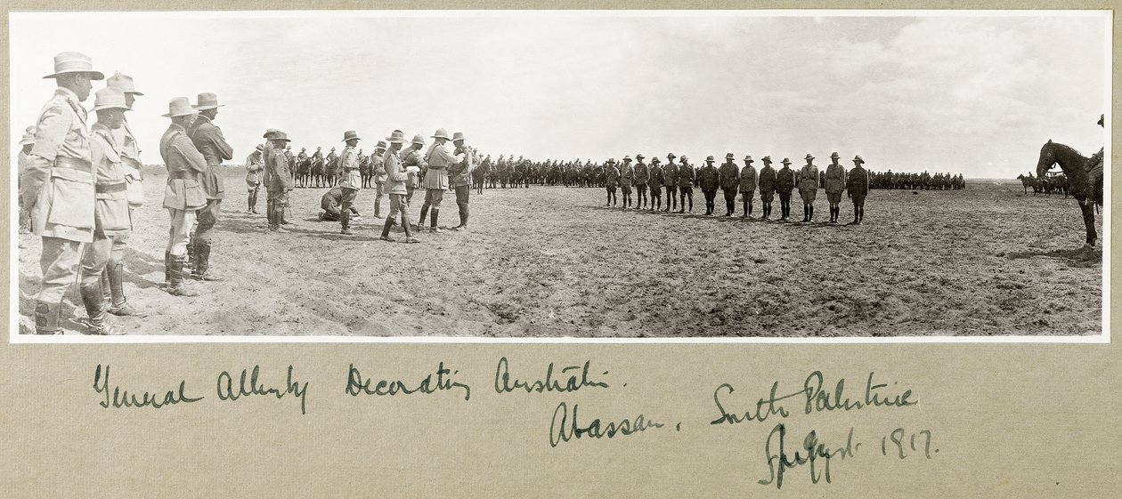 Generał Allenby dekorujący australijskie wojska w Abassan, Południowa Palestyna, sierpień 1917 autorstwa Capt. Arthur Rhodes