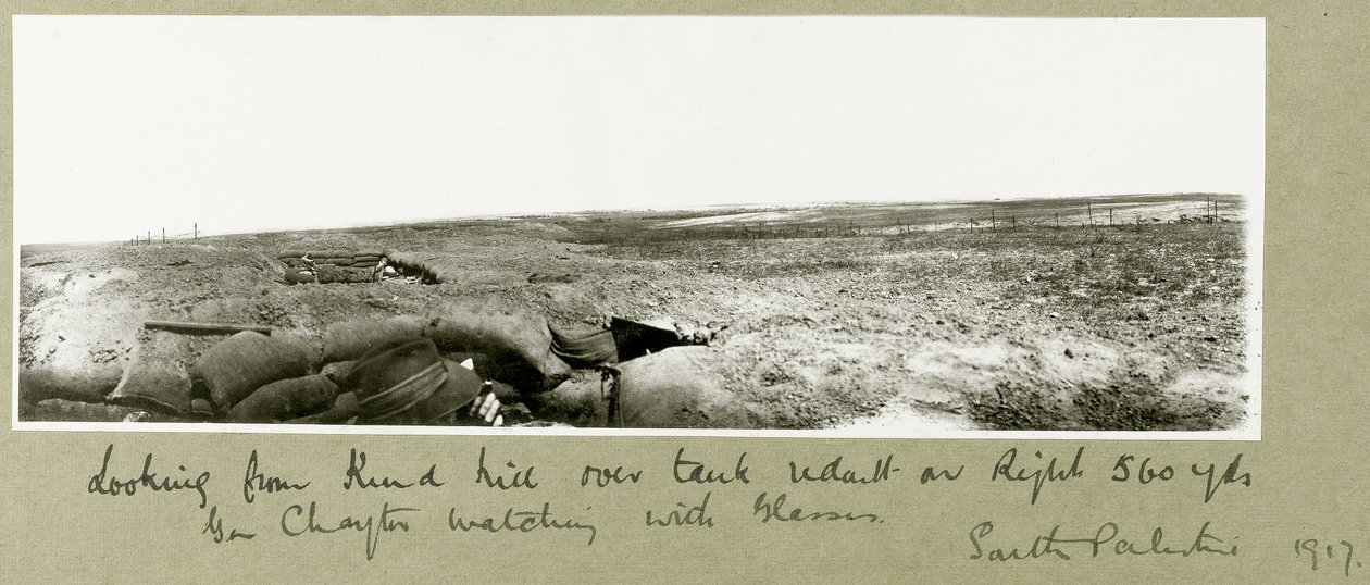 Generał Chaytor w okularach przygląda się z okopów, 1917 autorstwa Capt. Arthur Rhodes