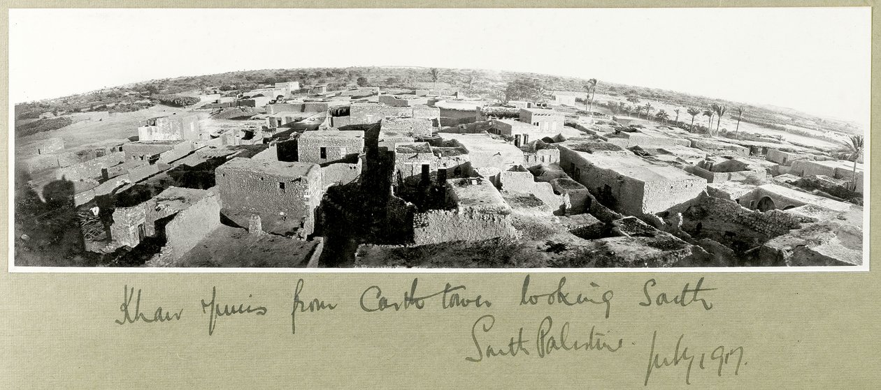 Khan Yunis z wieży zamkowej, Południowa Palestyna, lipiec 1917 r. autorstwa Capt. Arthur Rhodes
