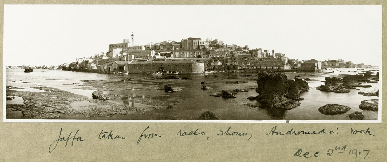 Stara Jaffa, widoczna skała Andromedy, 2 grudnia 1917 r. autorstwa Capt. Arthur Rhodes