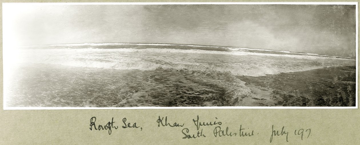 Wzburzone morze, Khan Yunis, lipiec 1917 autorstwa Capt. Arthur Rhodes