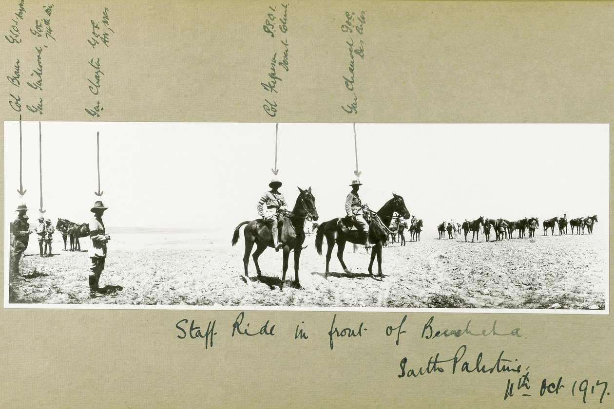 Przejażdżka sztabem pod Beer Szebę, Południowa Palestyna, październik 1917 r. autorstwa Capt. Arthur Rhodes