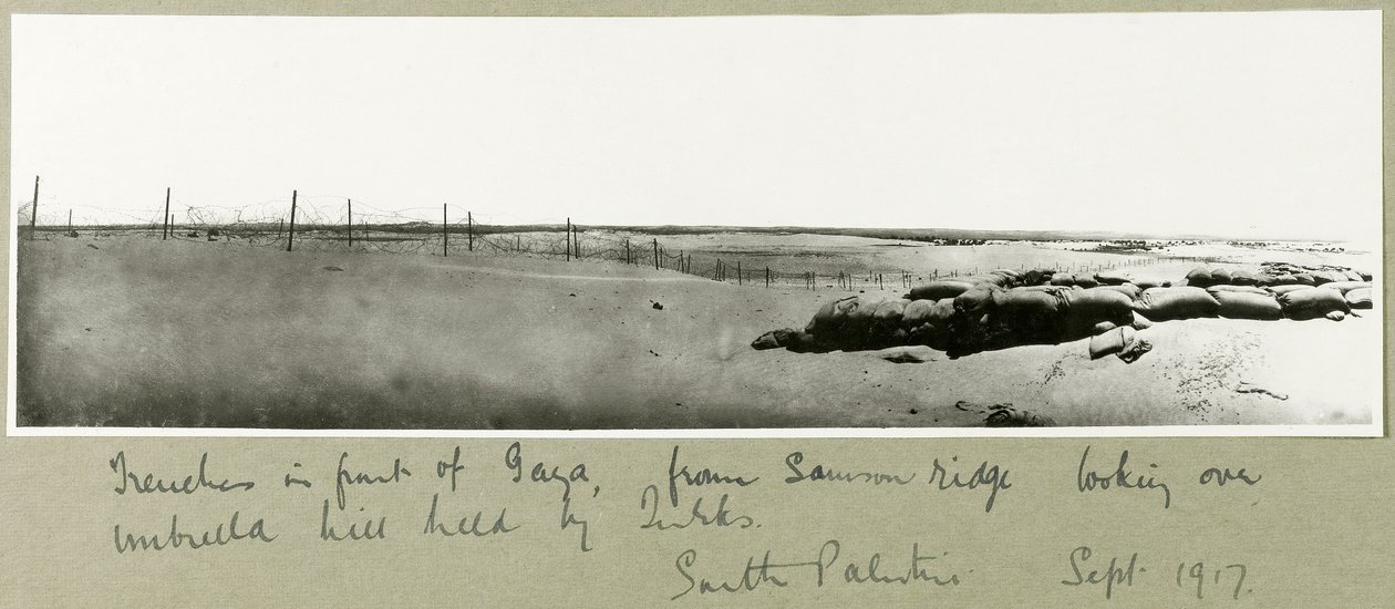 Okopy przed Gazą, z Samson Ridge patrząc na Umbrella Hill, wrzesień 1917 r. autorstwa Capt. Arthur Rhodes