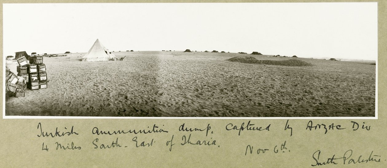 Skład tureckiej amunicji, zdobyty przez dywizję ANZAC, 4 mile na południowy wschód od Tharia, 6 listopada 1917 autorstwa Capt. Arthur Rhodes