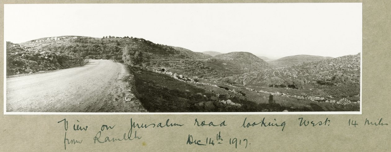 Widok na ulicę Jerozolimską patrzącą na zachód od Ramleh, 14 grudnia 1917 r. autorstwa Capt. Arthur Rhodes