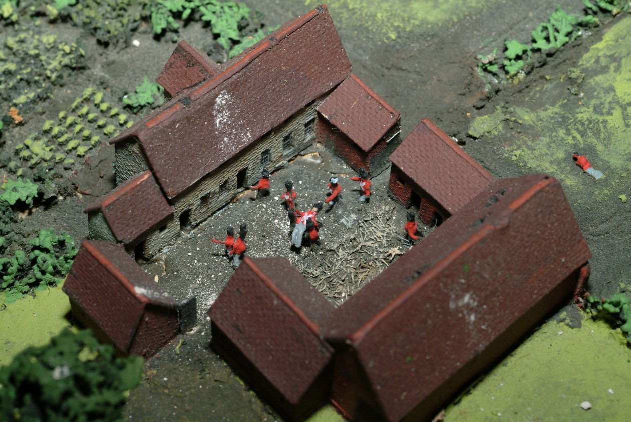 Diorama bitwy pod Waterloo przedstawiająca wojska ustawione na godzinę 19.45 w dniu 18 czerwca 1815 r. (media mieszane) (szczegóły) autorstwa Capt. William Siborne