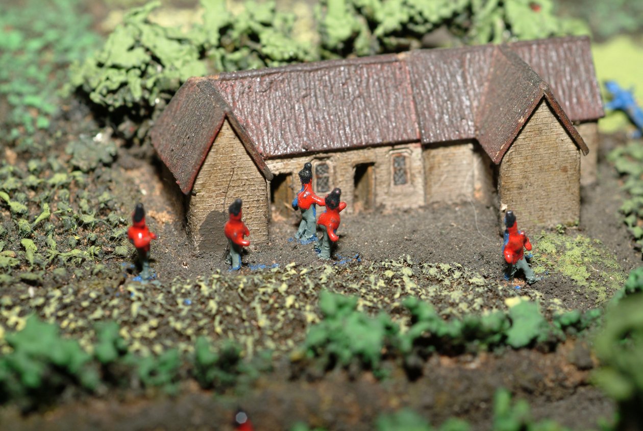 Diorama bitwy pod Waterloo przedstawiająca wojska ustawione na godzinę 19.45 w dniu 18 czerwca 1815 r. (media mieszane) (szczegóły) autorstwa Capt. William Siborne