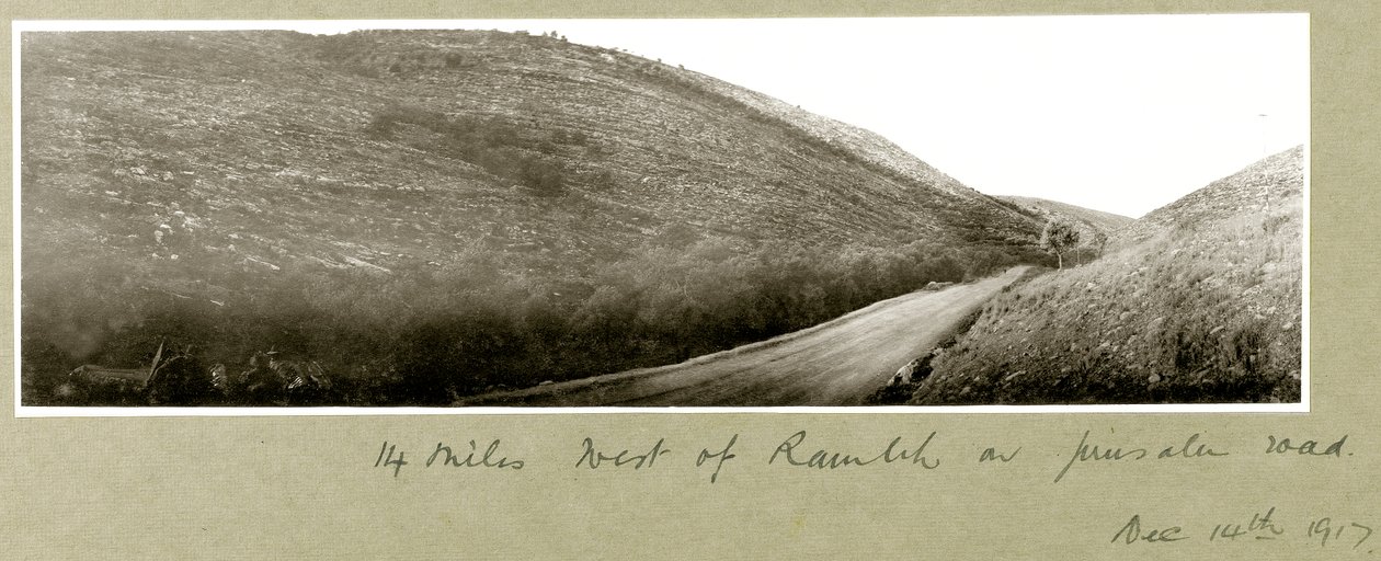 14 mil na zachód od Ramleh na Jerusalem Road, 14 grudnia 1917 r. autorstwa Capt. Arthur Rhodes