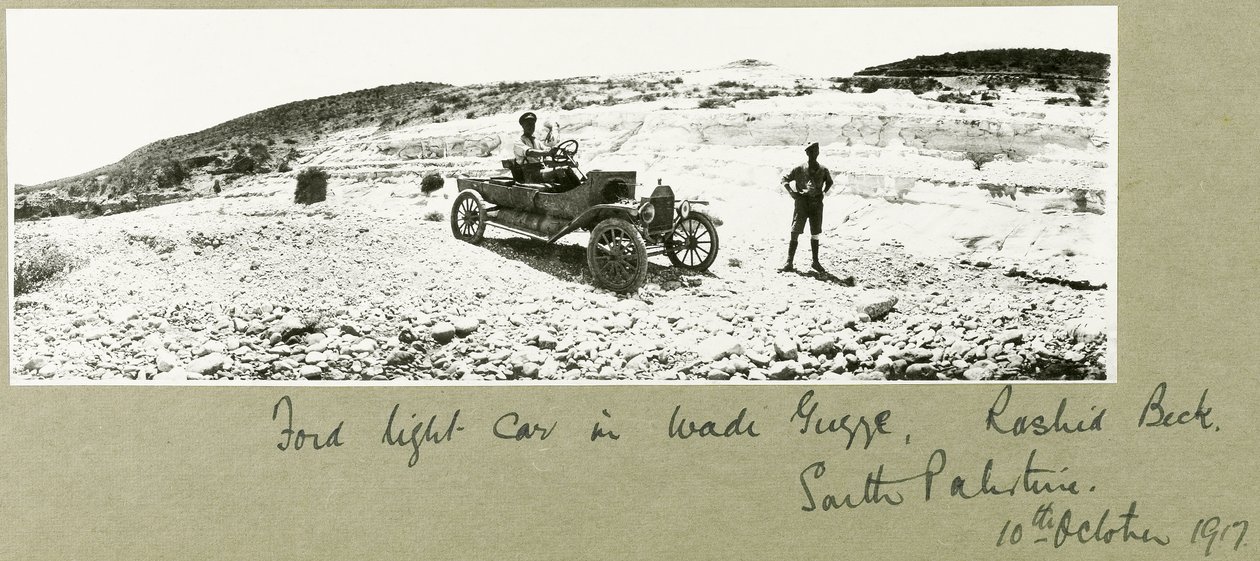 Lekki samochód Forda w Wadi Guzzeh, Rashid Beck, Południowa Palestyna, październik 1917 r. autorstwa Capt. Arthur Rhodes