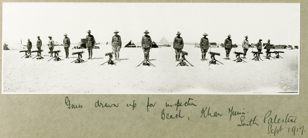 Broń przygotowana do kontroli na plaży, Khan Yunis, wrzesień 1917 autorstwa Capt. Arthur Rhodes