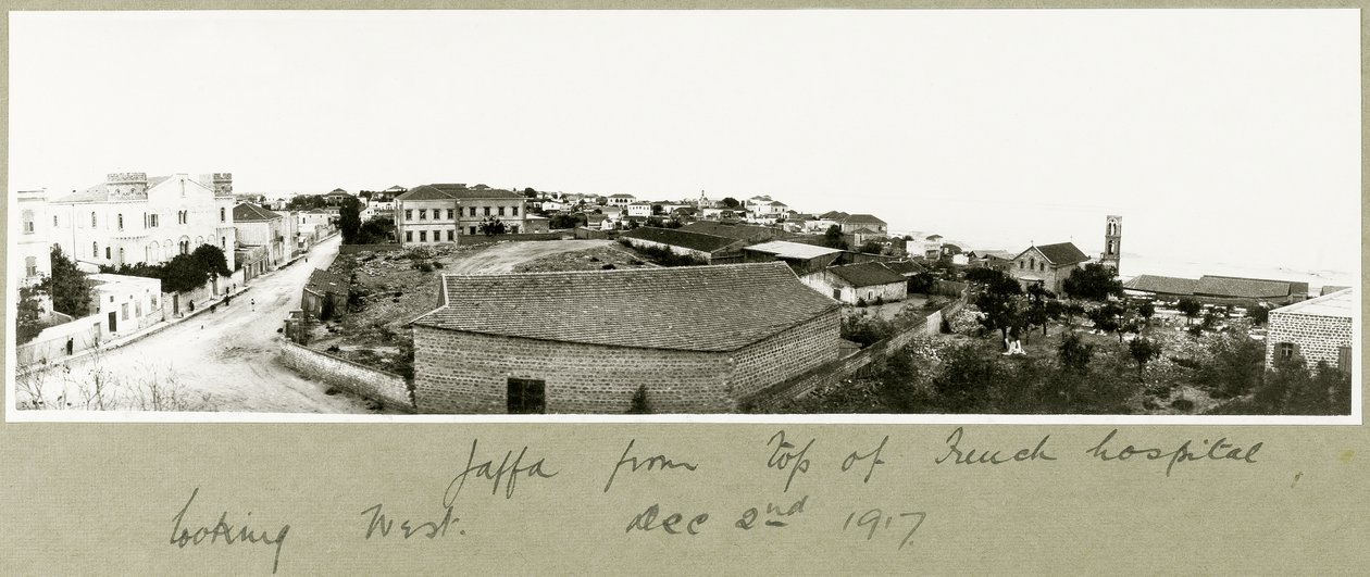 Jaffa ze szczytu francuskiego szpitala patrząc na zachód, 2 grudnia 1917 autorstwa Capt. Arthur Rhodes