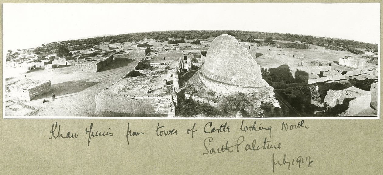 Khan Yunis z wieży zamkowej, Południowa Palestyna, lipiec 1917 r. autorstwa Capt. Arthur Rhodes