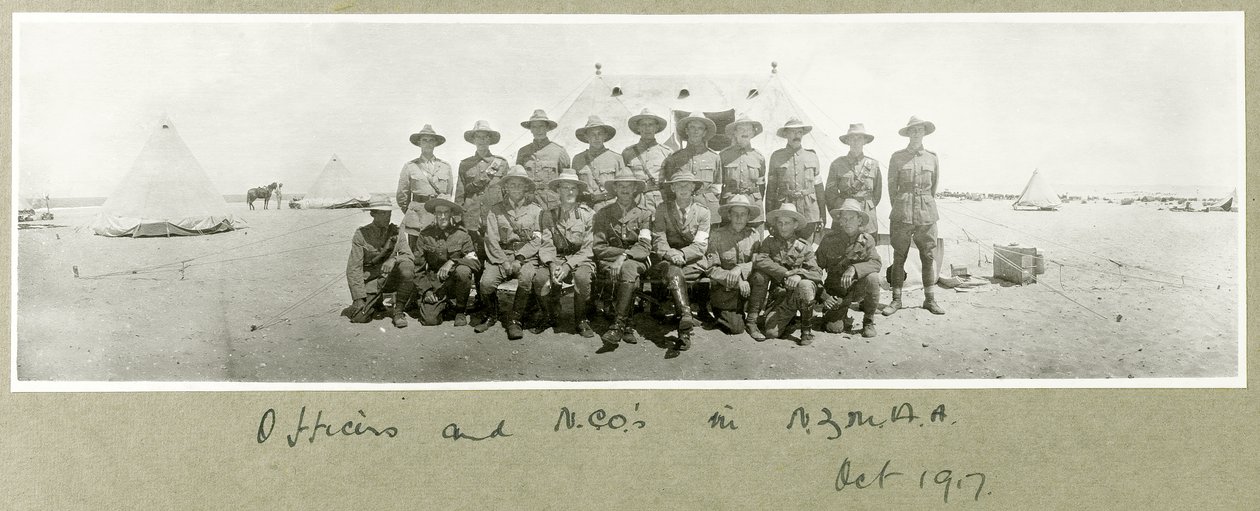 Oficerowie i podoficerowie w N.Z.MA.A., październik 1917 r. autorstwa Capt. Arthur Rhodes