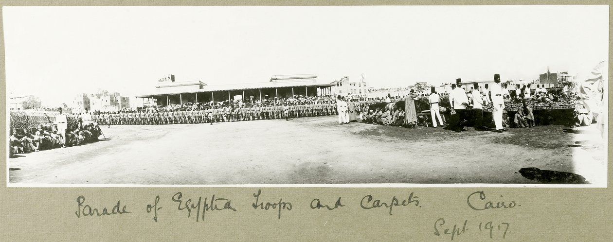 Parada wojsk egipskich i dywanów, Kair, wrzesień 1917 r. autorstwa Capt. Arthur Rhodes