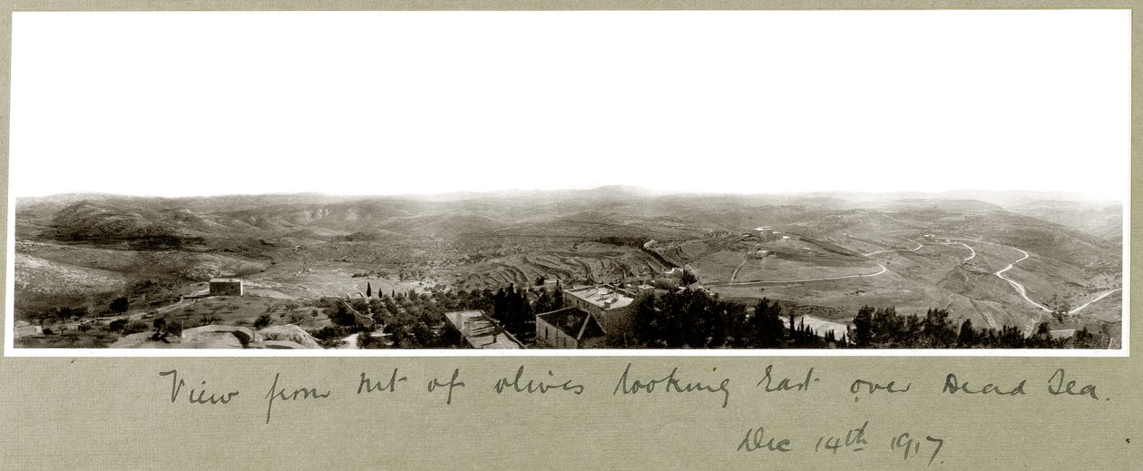 Widok z Góry Oliwnej na wschód nad Morze Martwe, 14 grudnia 1917 r. autorstwa Capt. Arthur Rhodes