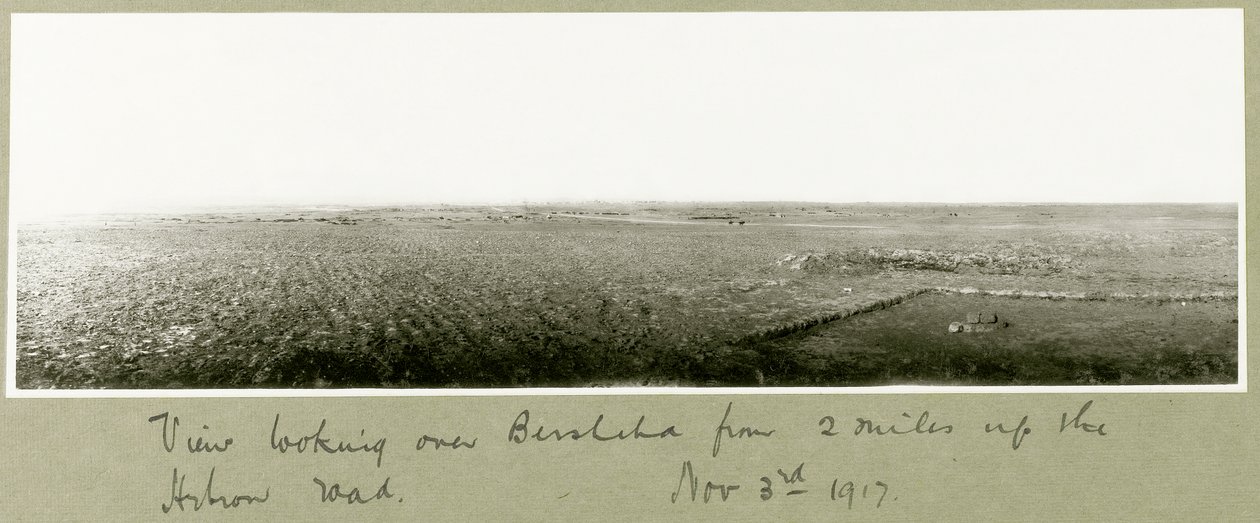 Widok na Beer-Szebę z dwóch mil w górę Hebron Road, 3 listopada 1917 r. autorstwa Capt. Arthur Rhodes