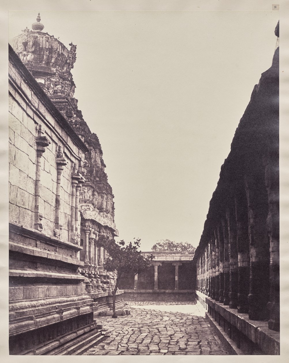 Perumal Temple Vimana z Corner of Court, Madurai autorstwa Captain Linnaeus Tripe