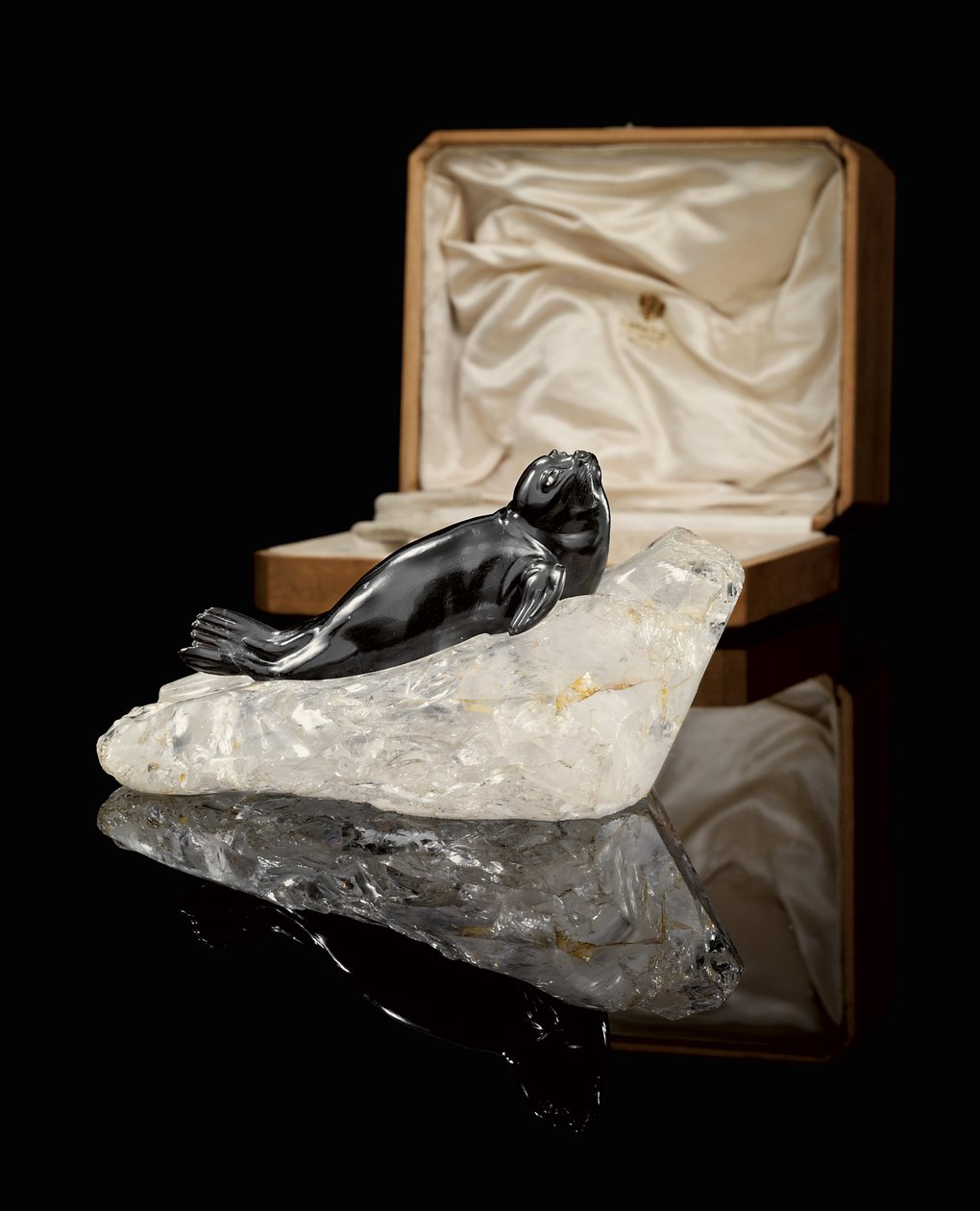 Obsydianowy model pieczęci, ok. 1900 r. 1900 (obsydian, jedwab i aksamit wyłożony drewnem) autorstwa Carl Fabergé