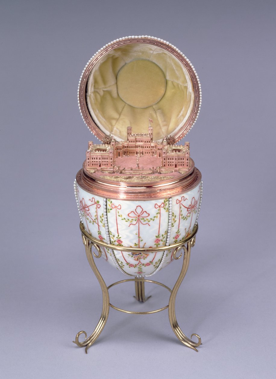 Jajo Pałacowe Gatchina, wykonane przez Michaiła Perchina (fl.1884-1903) 1901 (złoty, emalia en plein i perły nasienne) autorstwa Carl Fabergé