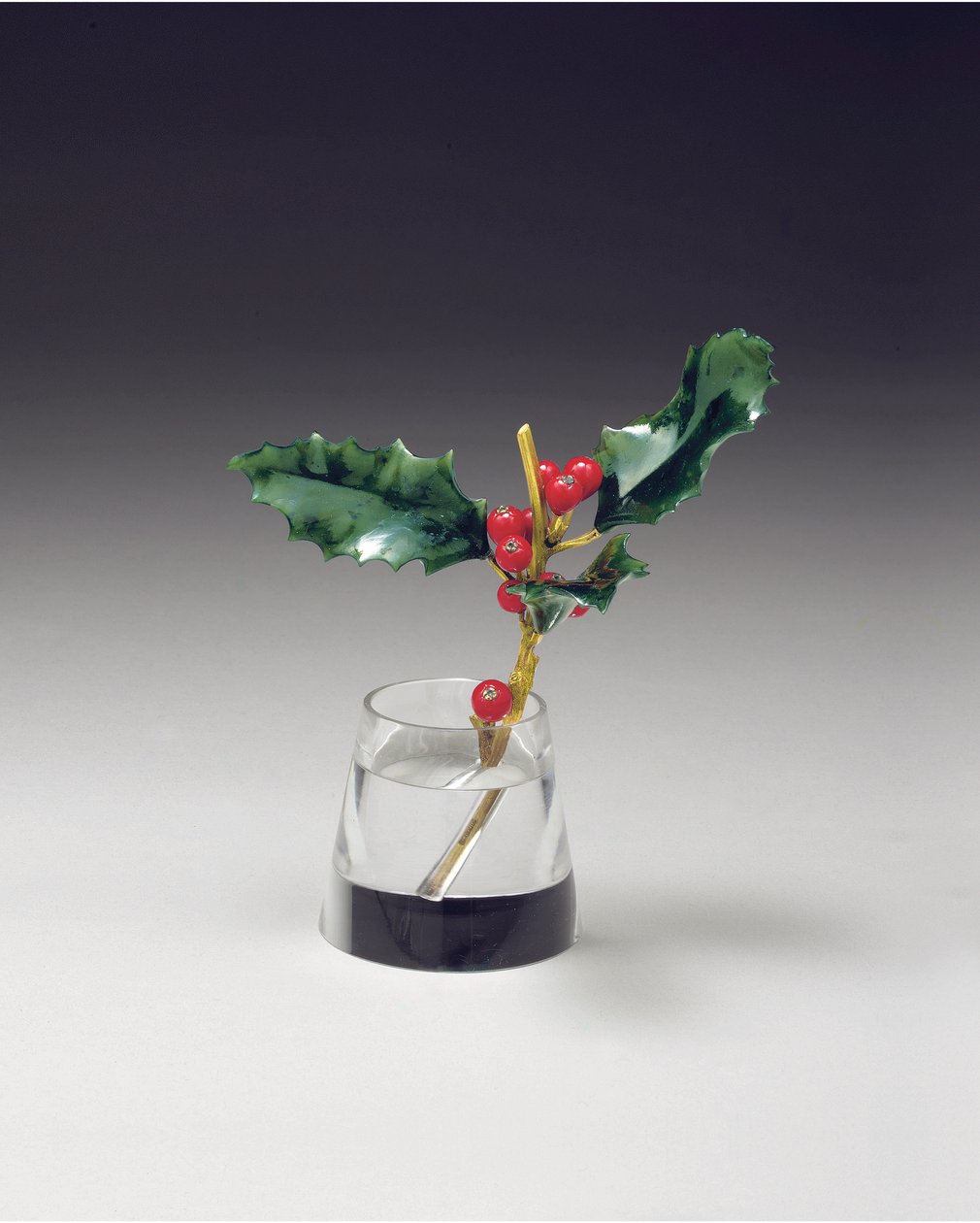 Holly spray w zwężającym się wazonie, ok. 1890 autorstwa Carl Fabergé