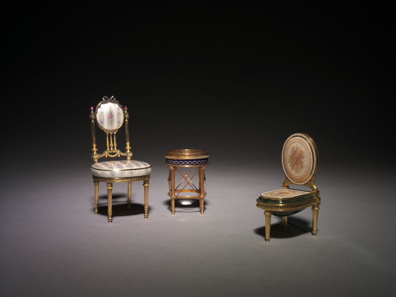 Miniaturowe krzesło, kompas i miniaturowy bidet autorstwa Carl Fabergé