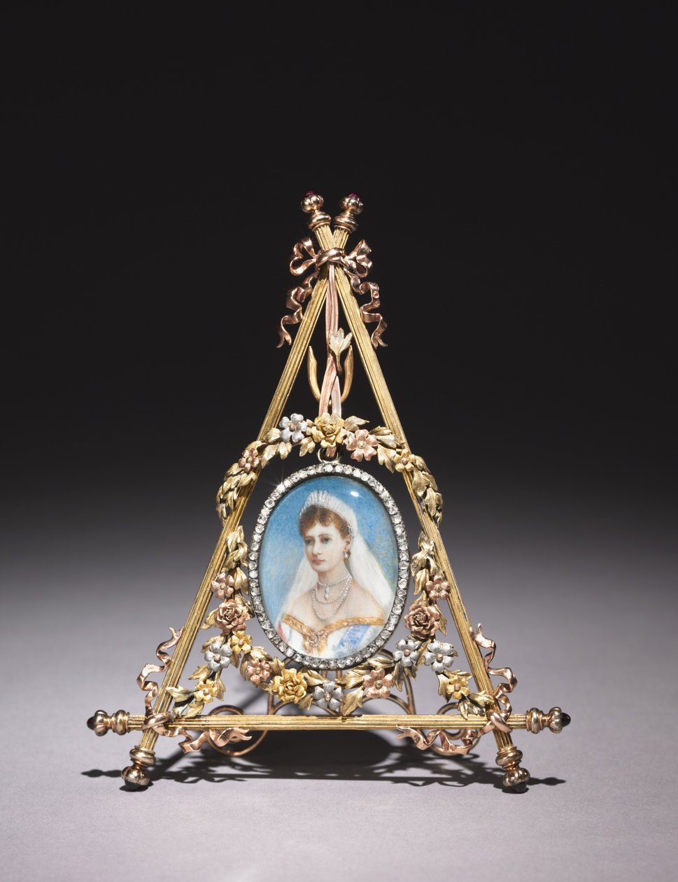 Trójkątna ramka z portretem carycy Aleksandry Fiodorownej, 1896-1908 autorstwa Carl Fabergé