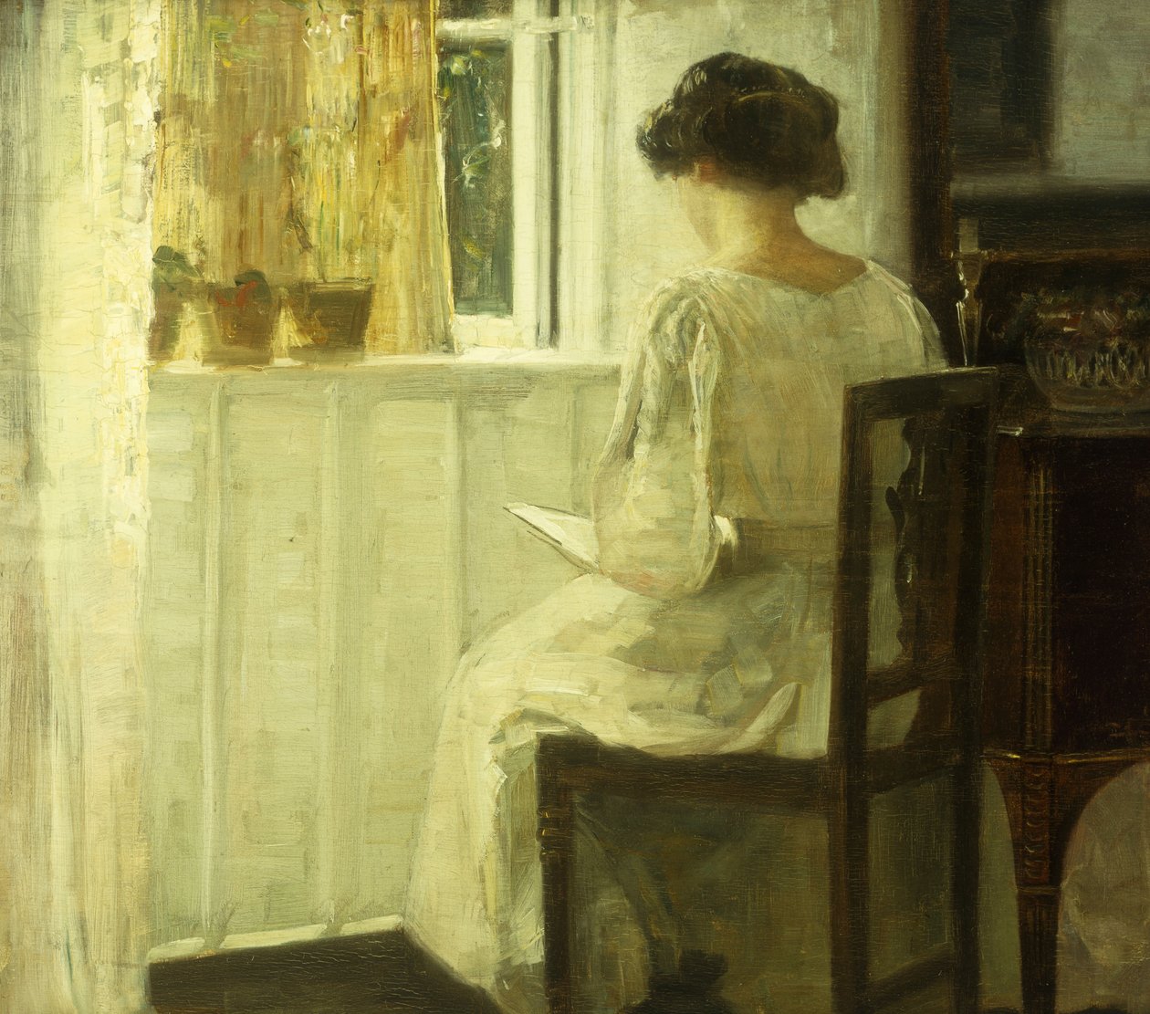 Kobieta czytająca w nasłonecznionym wnętrzu (olej na panelu) autorstwa Carl Holsoe
