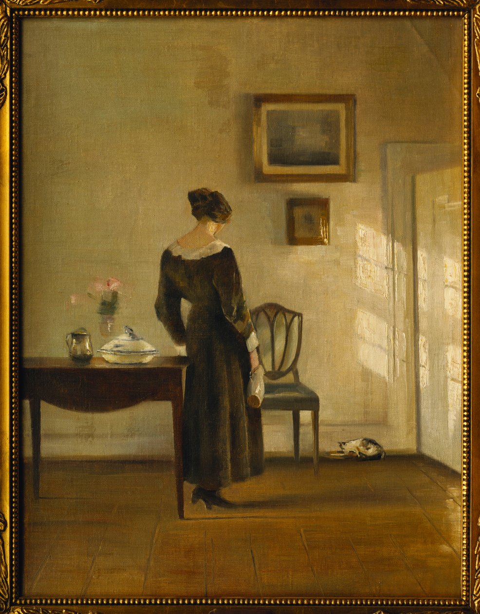 Wnętrze z kobietą karmiącą kota (olej na płótnie) autorstwa Carl Holsoe