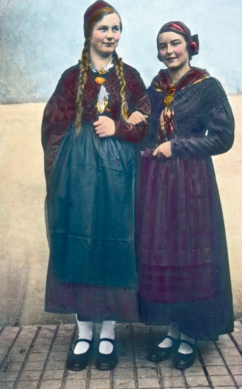 Austria, Portret dwóch młodych kobiet z Karyntii. Data wykonania: około 1920 roku. Archiwum Carla Simona autorstwa Carl Simon